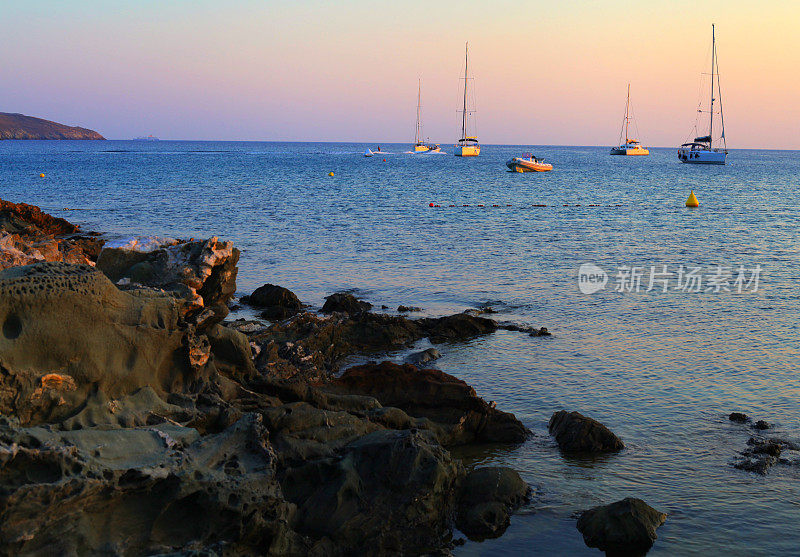 希腊Kea (Tzia)岛海上的日落